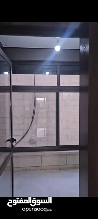 شقه طابق اول فوق الشارع في منطقه  عين منجد