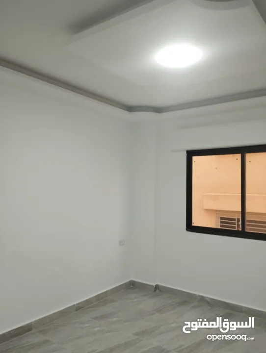 شقة طارق ارضي مع تراس امامي و تراس خلفي مساحة 50 متر بافضل سعر بالزرقاء الجديدة