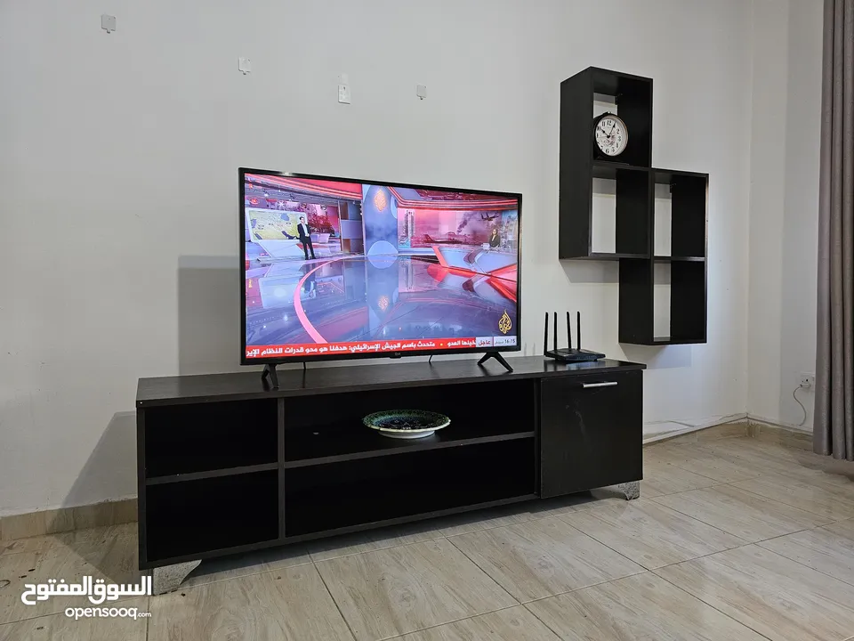 طاولة تلفزيون مع رفوف ديكور خشب ثقيل