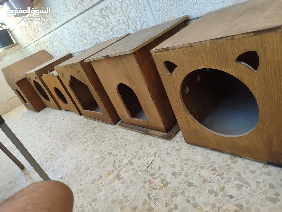 بيوت قطط عدد خمسه مع ليتر بوكس كبير عدد 2 لم يستخدم ابدا فقط عليهم غبره للبيع او بدل على عصافير