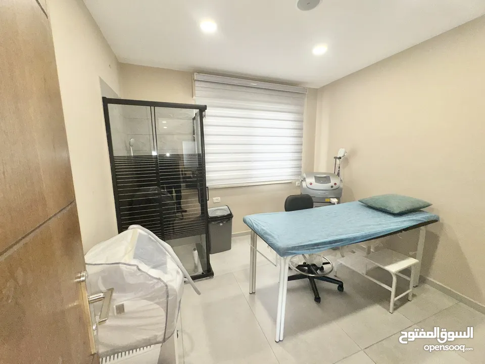 مركز تجميل للبيع مع معدات حديثة