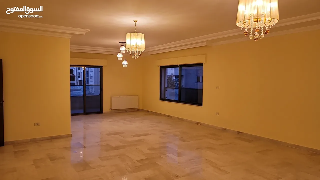 شقة سكنية طابقية تقع بالطابق الثاني بالشميساني للبيع