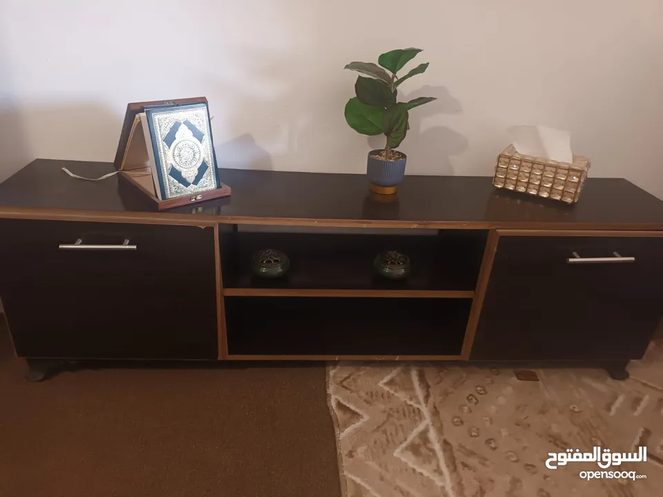 طاولة شاشة شبه مستعملة جديدة ما فيها كسر
