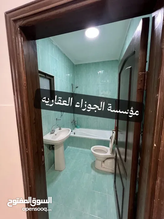 شقة فارغة للايجار في منطقة البنيات طابق شبه ارضي مع بلكونتين