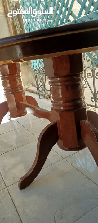 طاوله سفره بحاله جيده جدا بدون كراسي