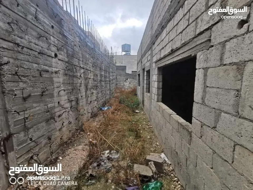 منزل قيد الانشاء مع مستودعات جاهزات