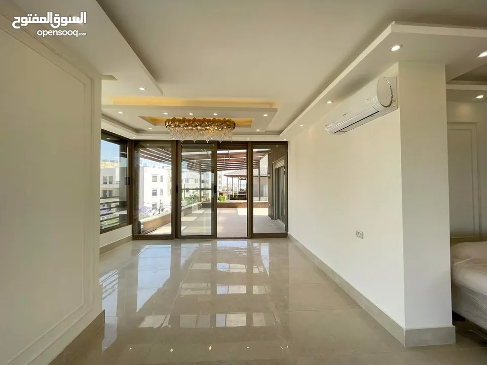 شقة طابقية (سكن خاص) للبيع بإطلالة (بانارومية) وجميلة جداً على السيتي مول وحدائق الحسين وقرب مكة مول
