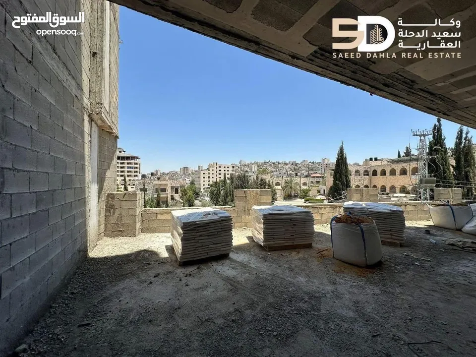 شقة سكنية عظم بمساحة واسعة طابق اول مع ترس بالقرب من وسط البلد مقابل مدرس بنات جنين الثانوية