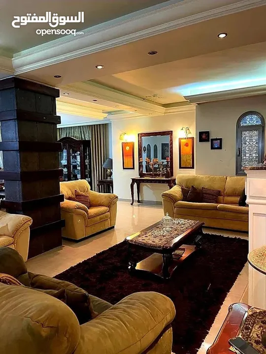 شقة في عمارة طابق اول ارضي مطل عالشارع مباشرة