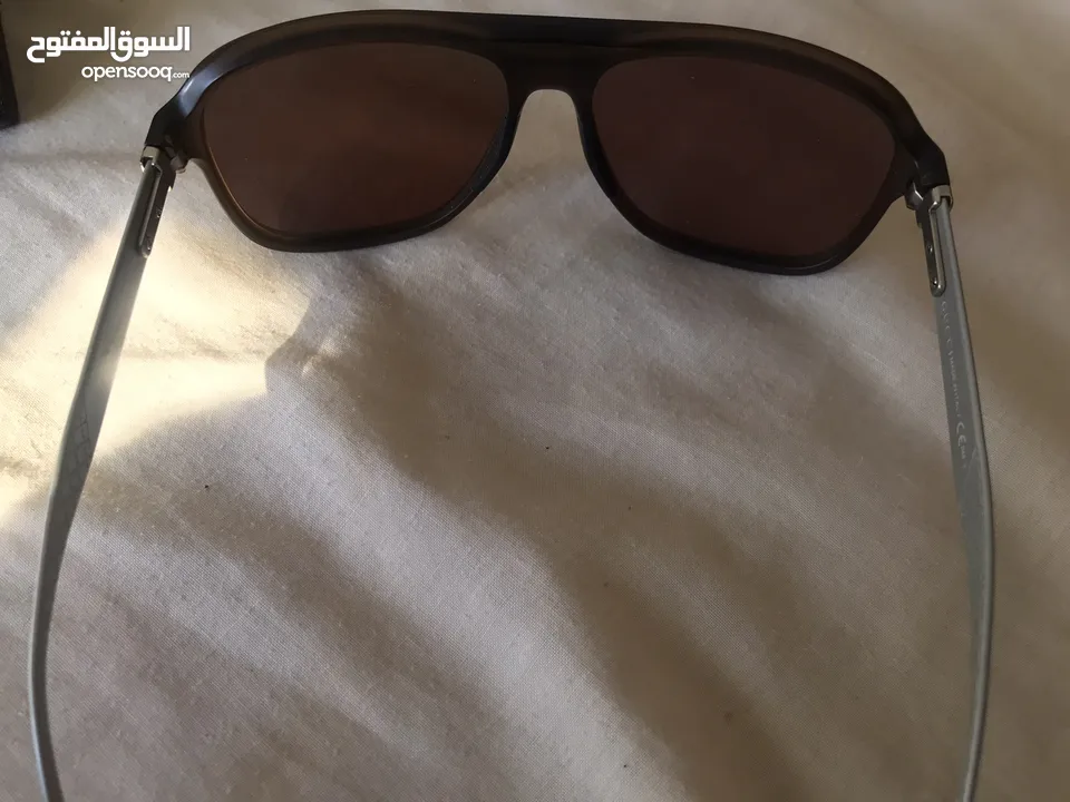 نظاره ماركه Gucci  اصليه  ايطاليه مع علبتها الاصليه ايضا