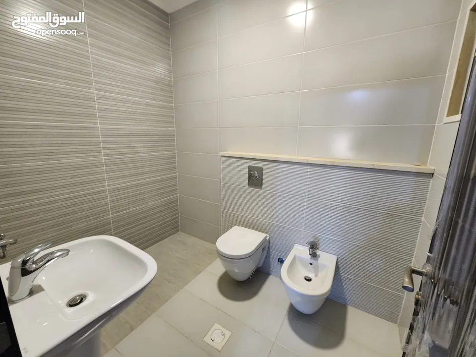 شقة فارغة للبيع في منطقة الجبيهة - REF: 14630