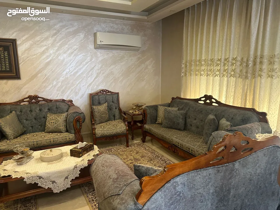 طقم كنب غرفه ضيوف مع طقم طاولات للبيع بسعر مغري
