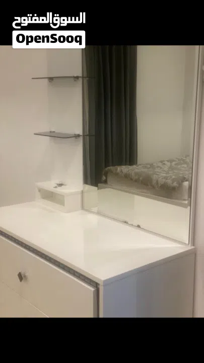 شقة فاخرة مؤثثة كامل ببرج بالجفير  تعطي اقامة دائمة للاجانب  بها كافة الامكانيات