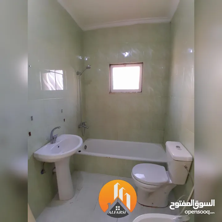 شقة طابق اول مع بلكونة ومصعد للإيجار في افضل وارقى المواقع في ضاحية الاقصى واسعة