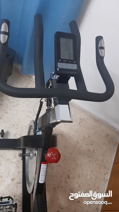 دارجه تمارين ثابته (spinning bike)مخصصة للتمارين الرياضية المنزلية. شبه جديده ونظيفة..