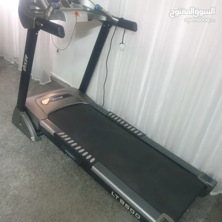 جهاز تريدمل بحاله ممتازه مواصفات عاليه حجم كبير الجهاز بتحمل اكتر من 120 كيلو وله ميزات رفع مش ع طلع