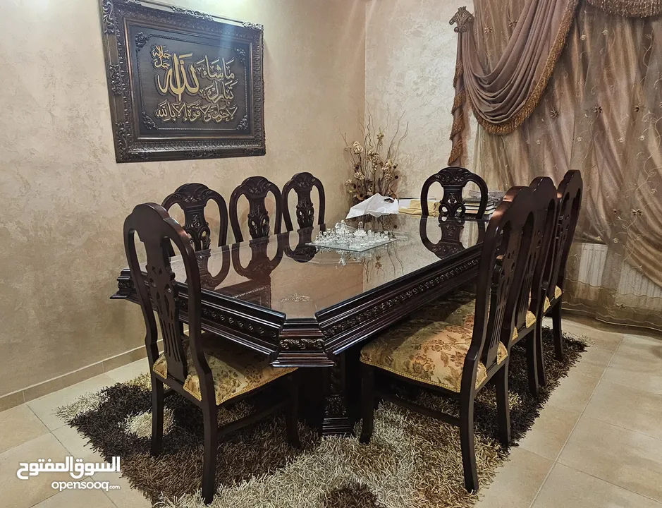طقم صالون كامل للبيع : 9 مقاعد خشب زان مستورد بالإضافة  لطاولة سفرة خشب زان  8 مقاعد مع الستائر