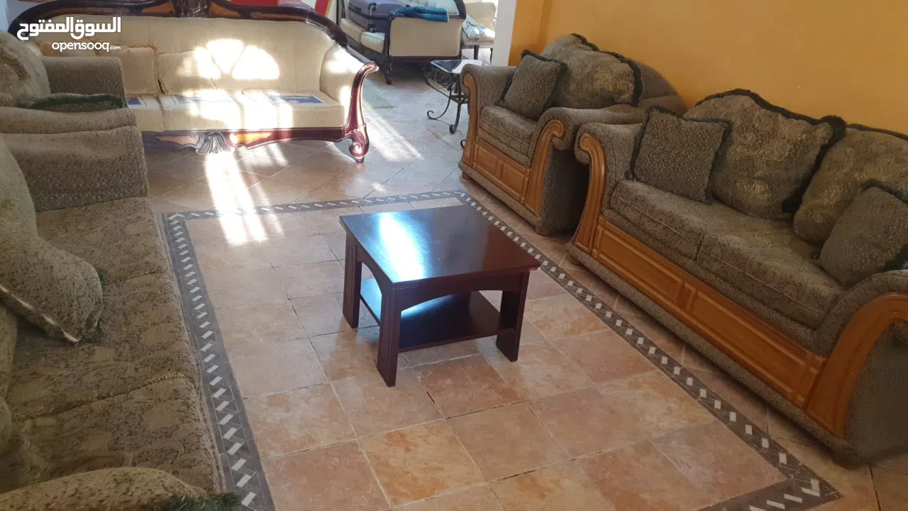اثاث صالح للاستعمال وهو في حالة جيدة جدا