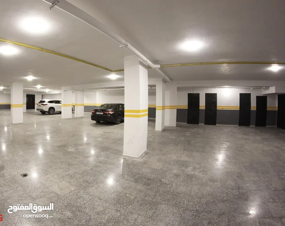 شقة ملوكية شبه ارضي مساحة 626م -داخلي 300م -حديقة 326م تشطيبات فلل-الحويطي-طريق المطار - رمضان اسكان