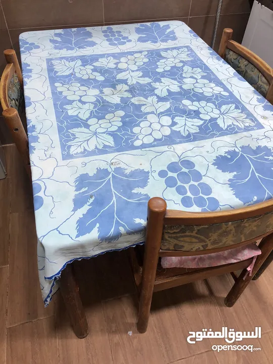 طاولة سفره مع خمس كراسي
