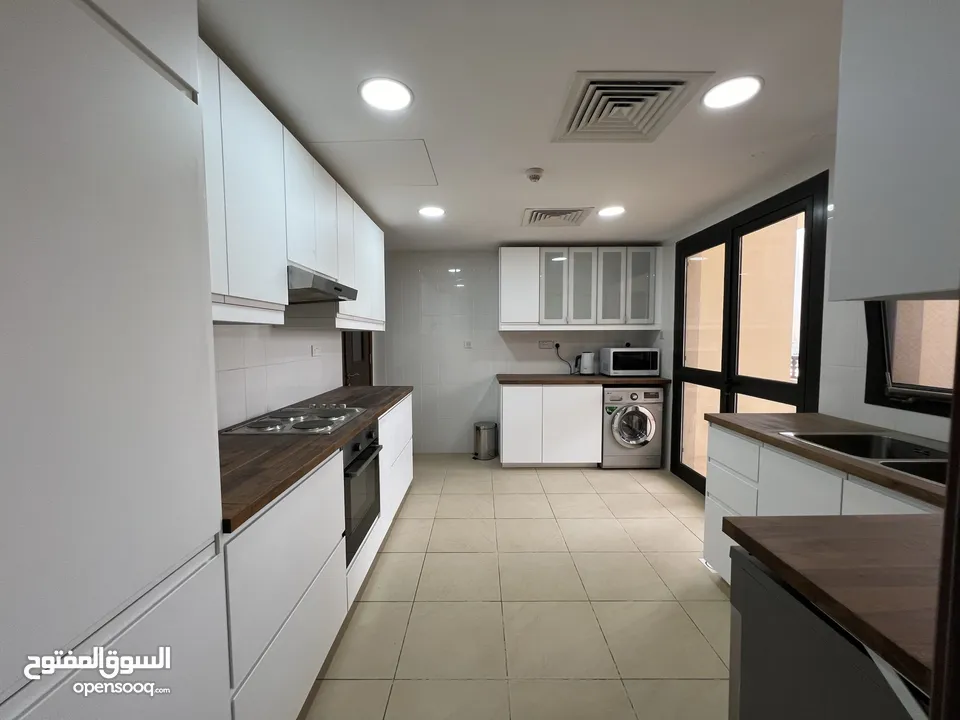 للبيع العاجل شقة مجددة 3 غرف + غرفة خادمة دخول مباشر للشاطئ