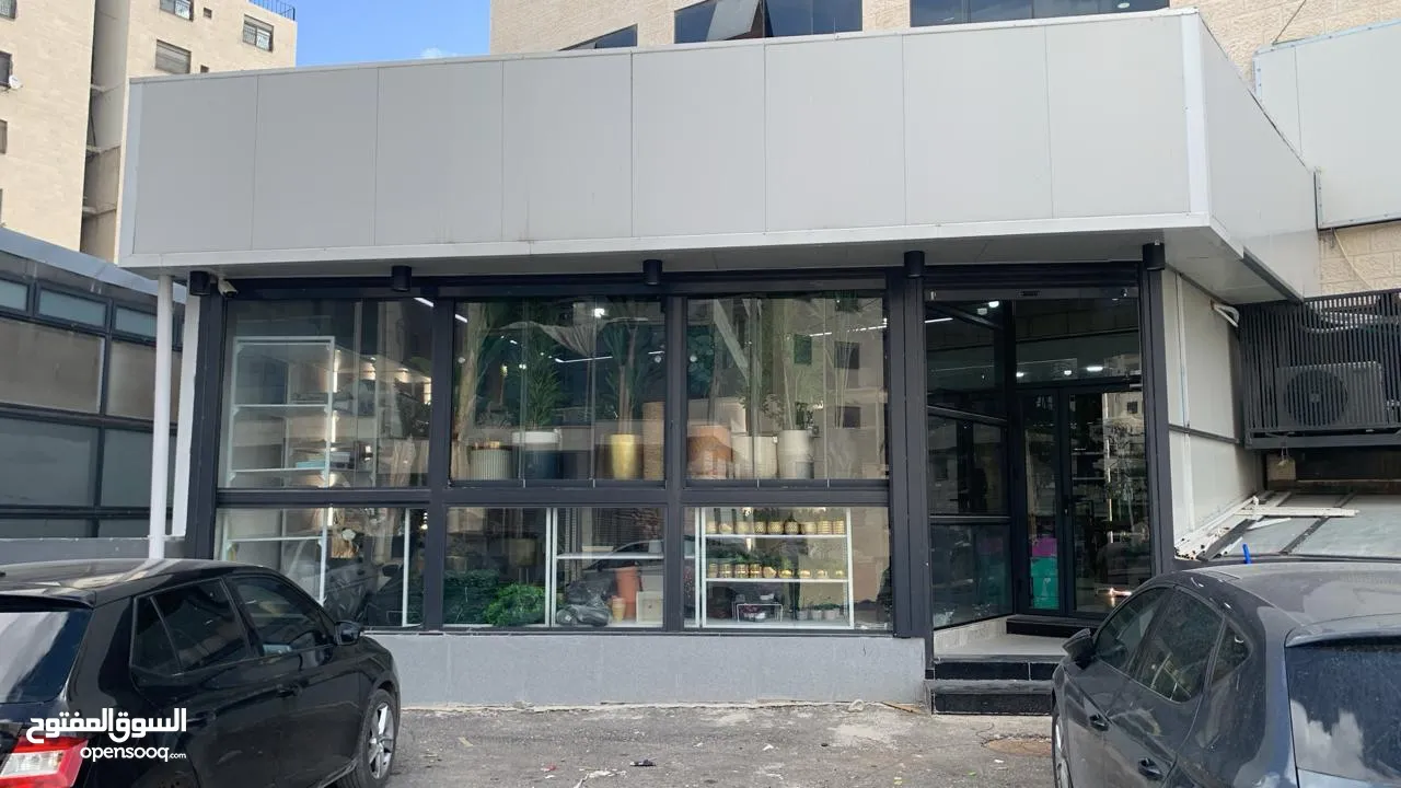 معرض تجاري 3 ابواب عالشارع الرئيسي للبيع بالخلو
