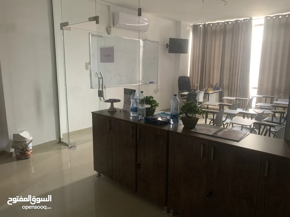 مركز للإيجار في قلب رام الله! موقع حيوي داخل عمارة جديدة، يتميّز المركز بمساحة واسعة جدًا وتجهيز