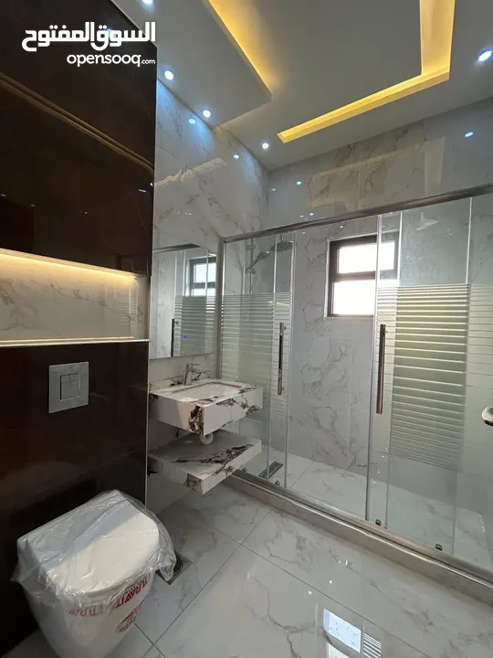 شقة طابق ارضي مع ترس بأجمل مناطق طبربور