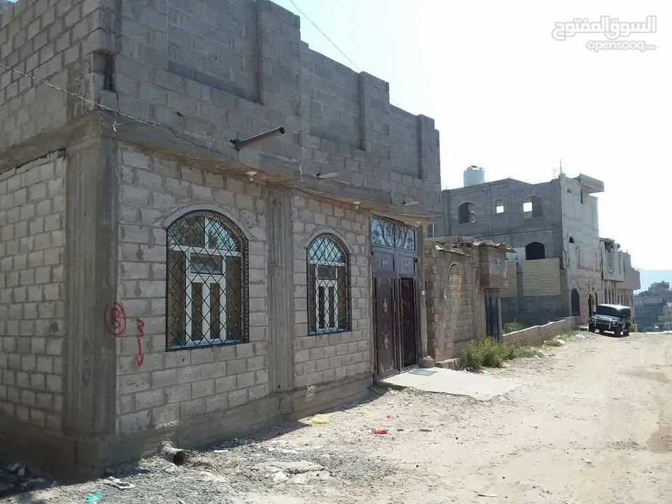 بيت جديد معمده في السجل جوار بيت  عبدربه منصور الستين الغربي ثلاث لبن ونصف حر دور وبدروم .