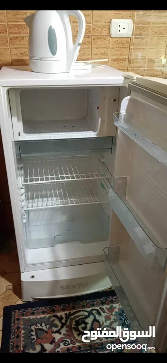 ثلاجه مع فريزر حجم الصغير سانيو لون ابيض