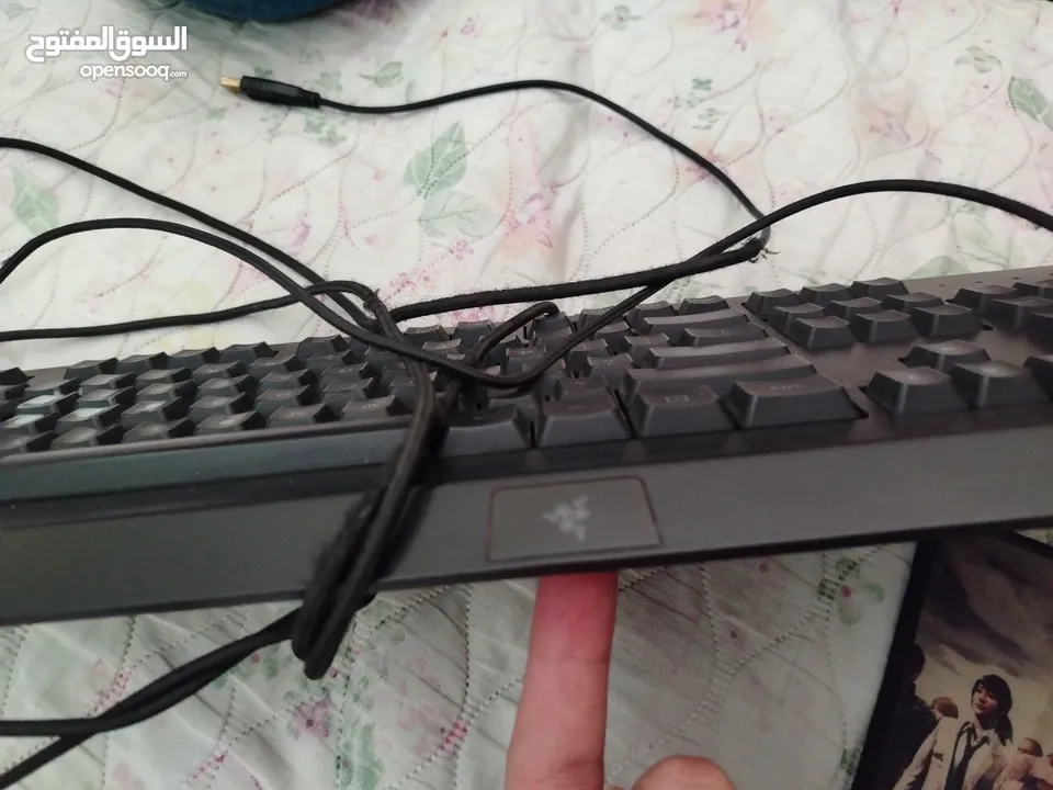ماوس وكيبورد وماوس باد بس  واذا بدك اشي لحاله ممكن اقرأ الوصف