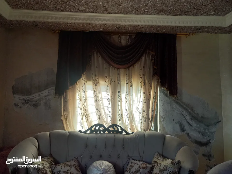 قعده ضيوف  تتكون من ثلاثيه  وثنائيه ومفردتين   زائد طاوله وسط   وسجاده