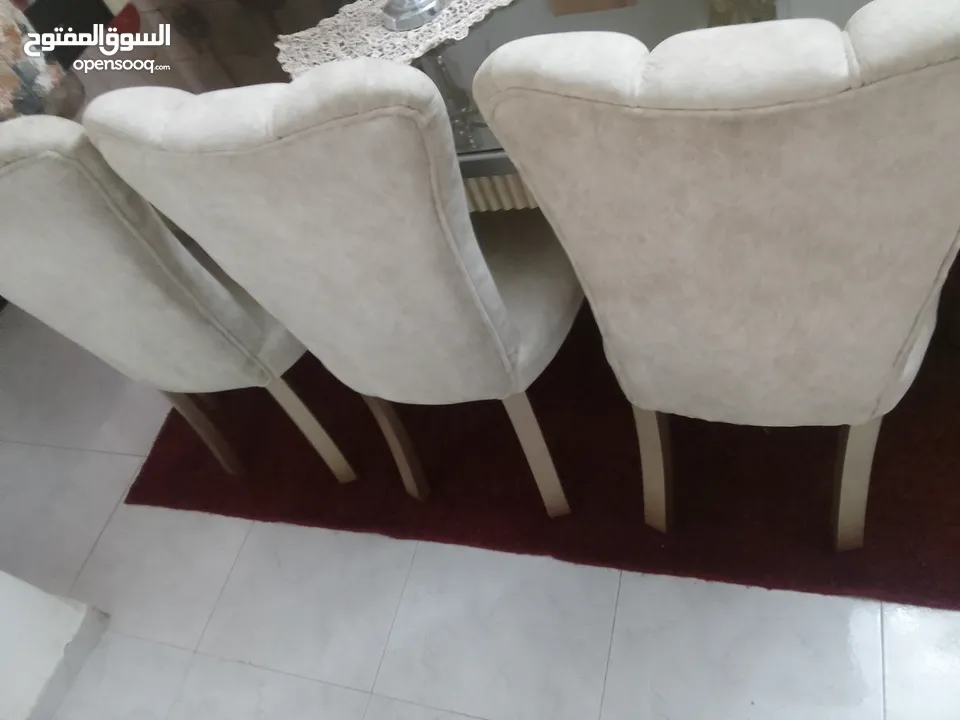 طاولة سفرة مع 8 كراسي  مع درسوار  وعليھم زجاج حماية سميك