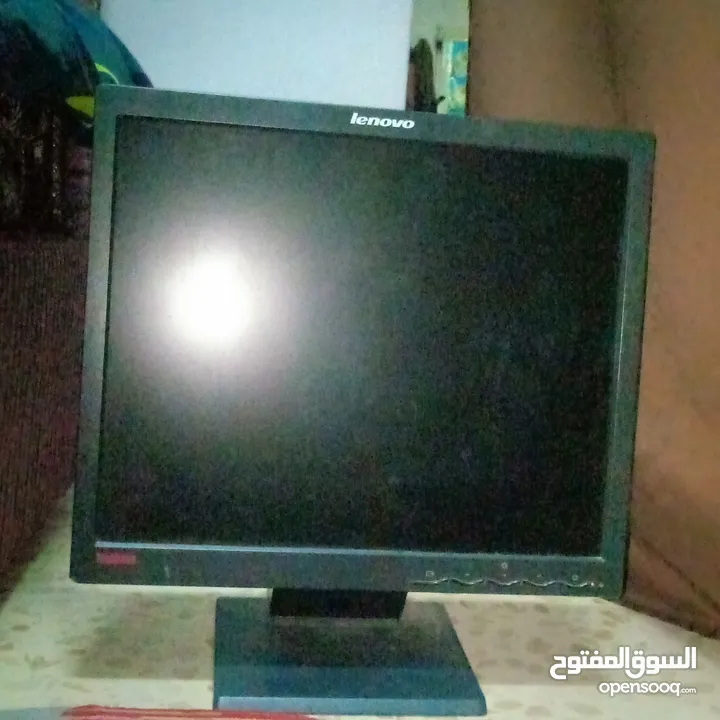 شاشه   Lenovo thinkvisio لا تاخذ مساحه كبيره من المكتب