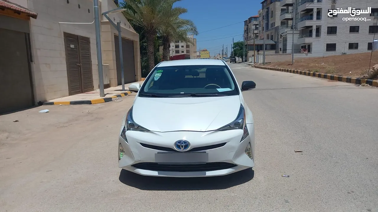 تويوتا بريوس لون ابيض لؤلؤي فحص 3 جيد بسعر مغري قابل للبدل