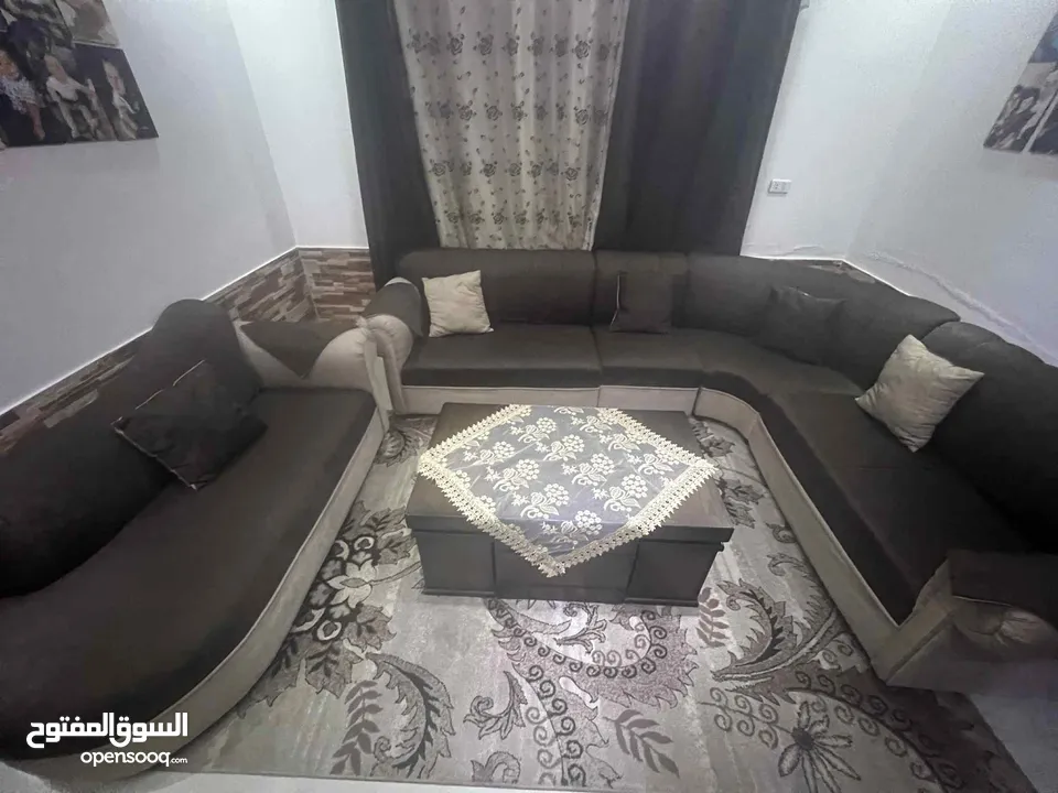 طقم كنب للبيع لون بني وبيج استعمال بسيط مع الطاولات والبرداي