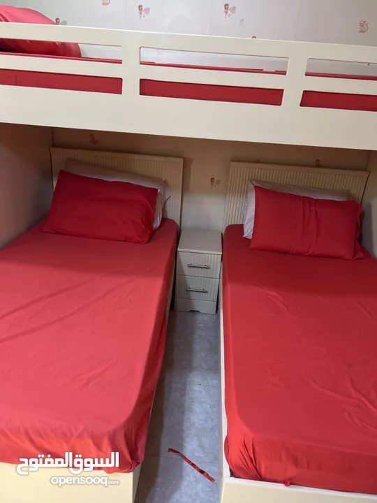 غرفة نوم 3 اطفال مع مراتبهم طبية شبه جديدة استعمال سنة و خزانة 4ابواب