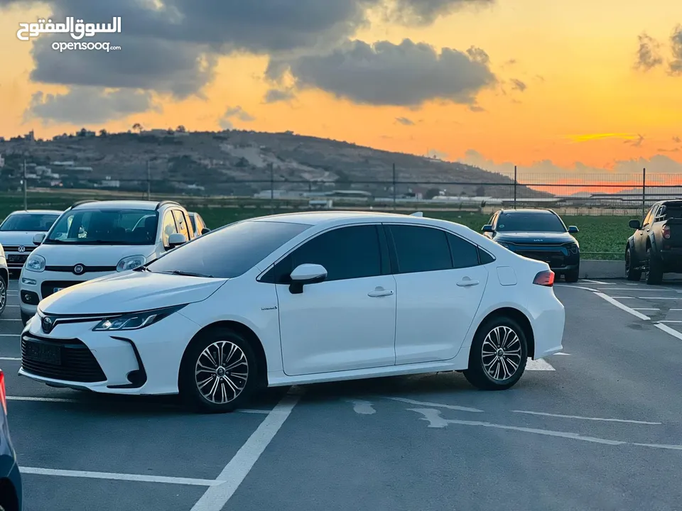 تيوتا كورولا هايبرد ترخيص 2022 فل بدون فتحة مميزة  ماتور 1800cc ( بنزين + كهرباء) 170Hp