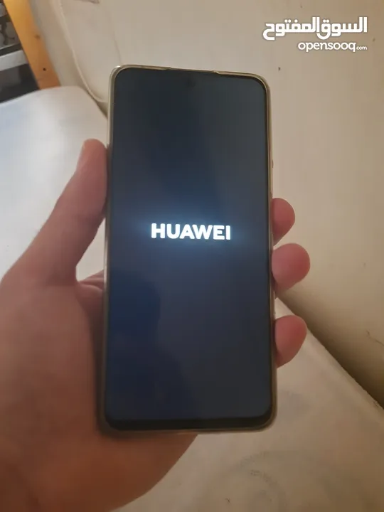 موبيل Huawei مع الشاحن بالعلبه تم فتحه ولم يستخدم