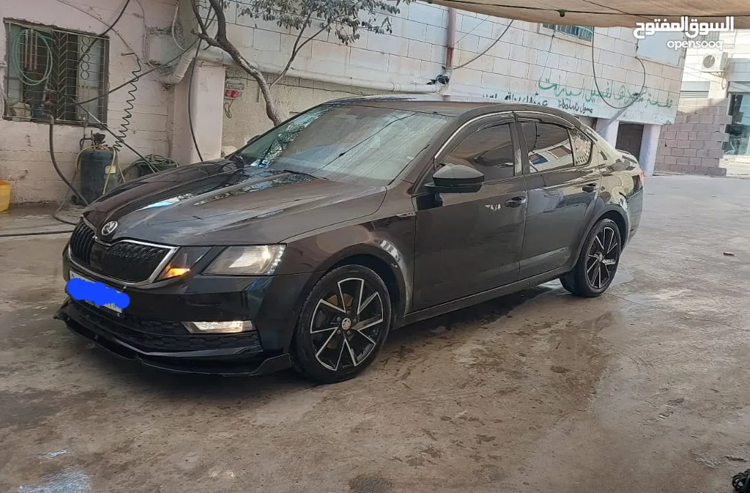 سكودا صالون لون أسود مرتبة نظيفة جدا