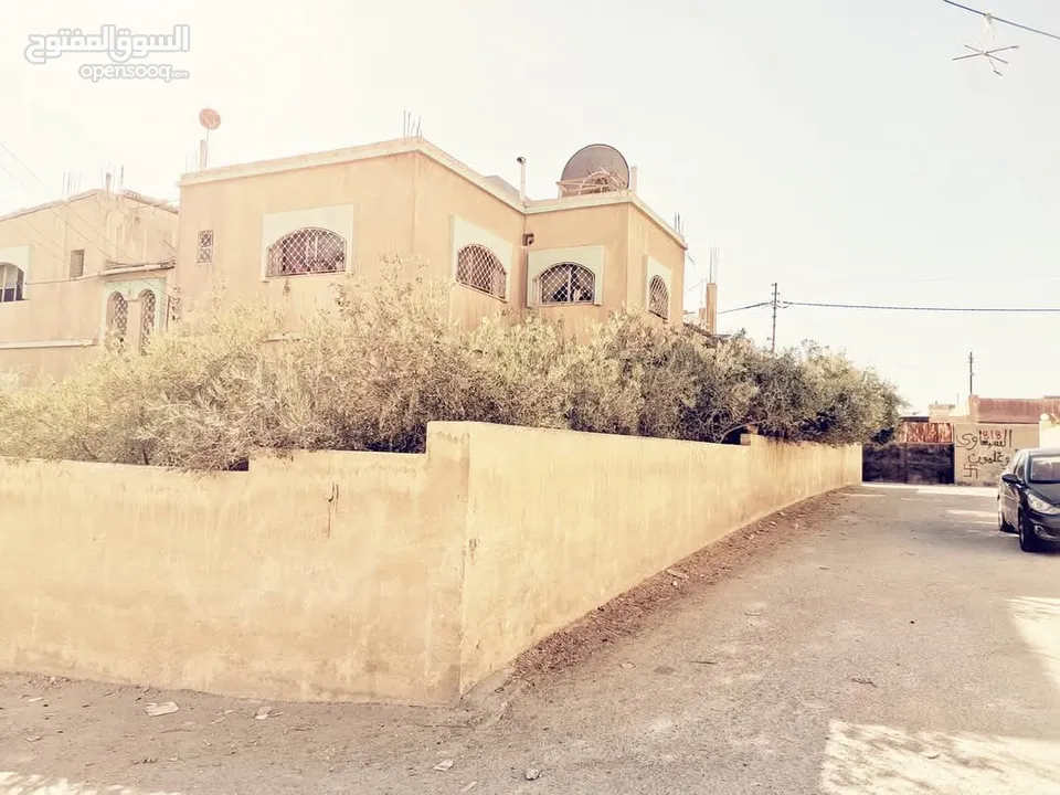 شقتين على قطعة الأرض 700متر مربع مساحة الواحدة 150 مكونه من أربع غرف وصاله و مطبخ نظام أمريكي رسبشن