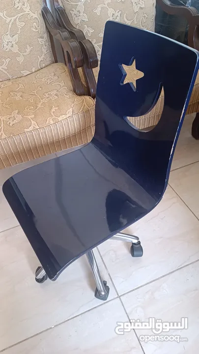 كرسي مكتب حالته جيدة جدا  ب9دنانير