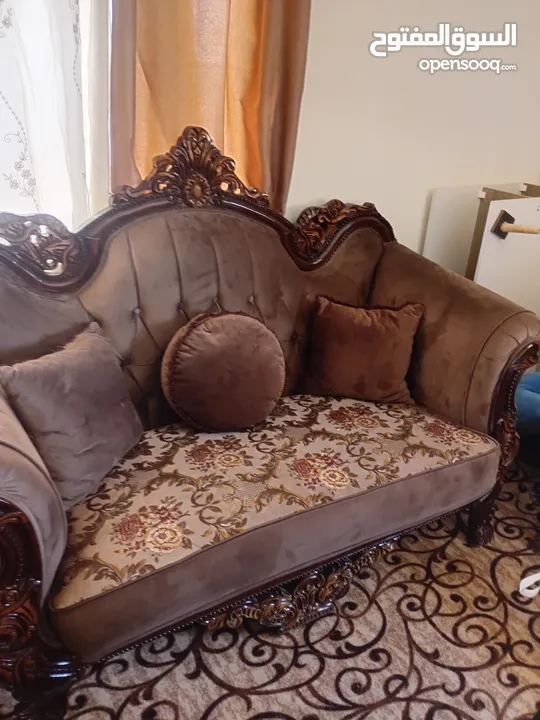 طقم كنب خشب زان مصري 9 مقاعد تفصيل بحاله ممتازه للبيع  + طقم طاولات عدد 3 +سجاده 5×5  + برادي عدد 2