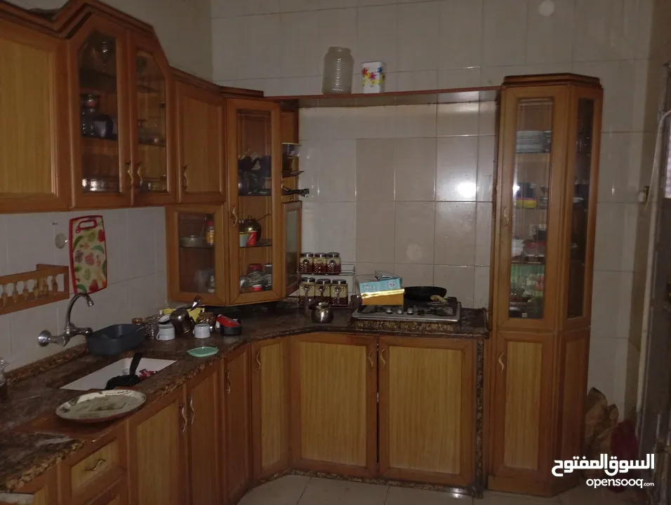 غرفة مطبخ المنيوم وخشب زان اصلي لون مميز وخزائن وأبواب المنيوم وخشب زان للبيع في نابلس