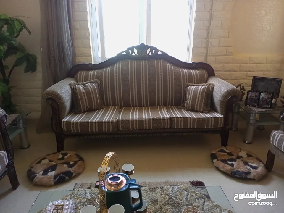 طقم كنب 7 مقاعد غرفة جلوس بحالة جديد ،  قابل للتفاوض بشيء بسيط . العنوان جرش