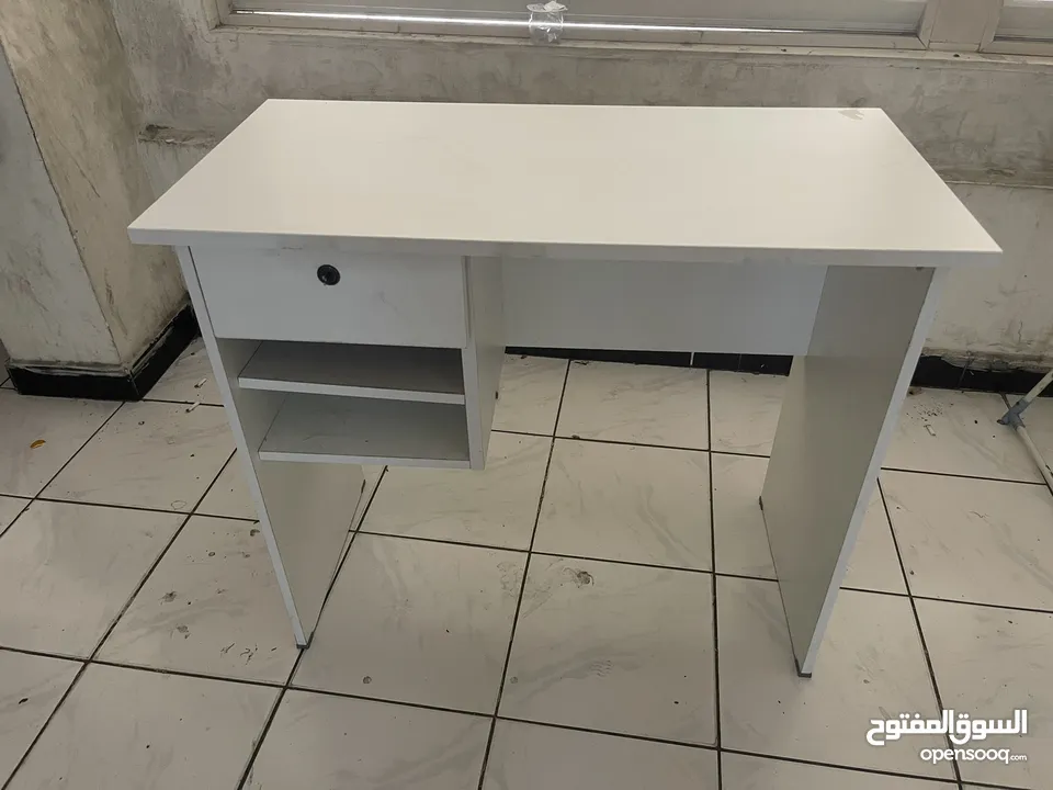 مكتب ابيض للأعمال المكتبية  White desk for office work