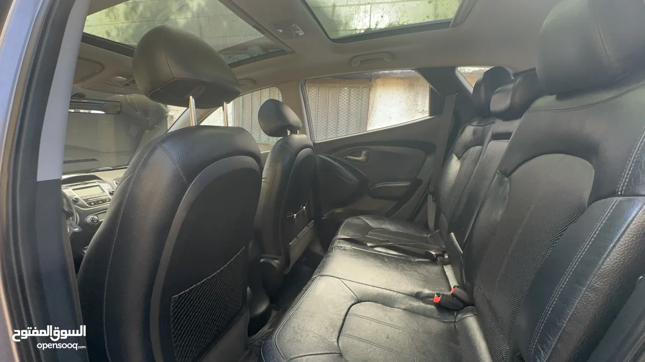2009 ‏Hyundai توسان LX20 اربع ابواب، اللون فيراني، الكراسي جلد والسيارة 92,000 كيلو فقط وبحالة رائعة