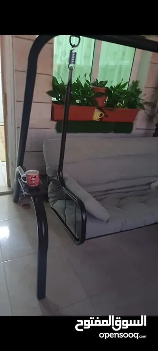 مظله من إيكيا ثقيله قاعدتها حديد ومرجيحه 3 مقاعد بفرش او بدون