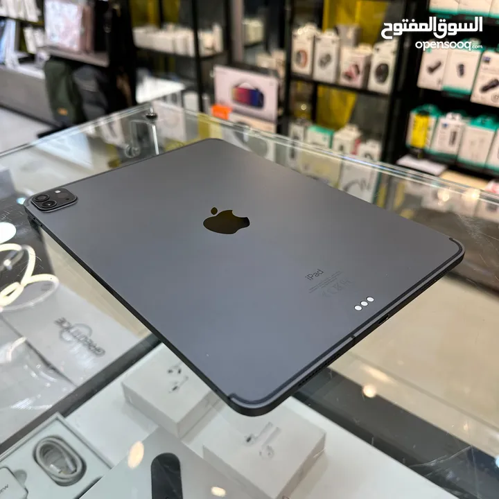 iPad Pro 11" 256G WiFi With Apple Pencil    بطارية 87%2 بحالة ممتازة