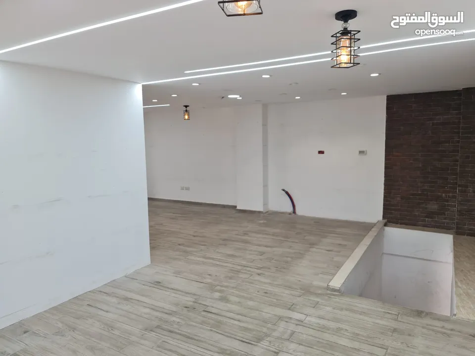 محل تجاري للايجار بالقرب من وسط البلد في مدينة الخليل مع واجهة على الشارع الرئيسي